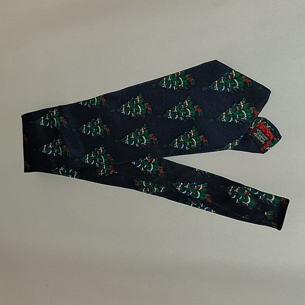 Meeting Street Christmas Tree Tie